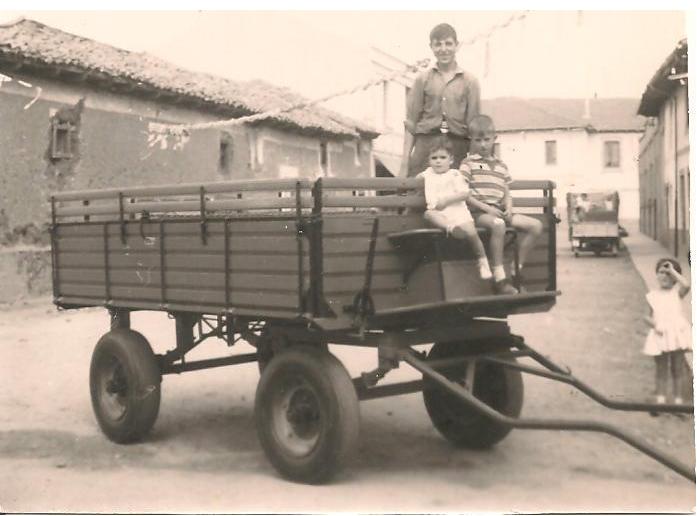 Pipi, Tanis y Melquiades subidos en un remolque en 1959