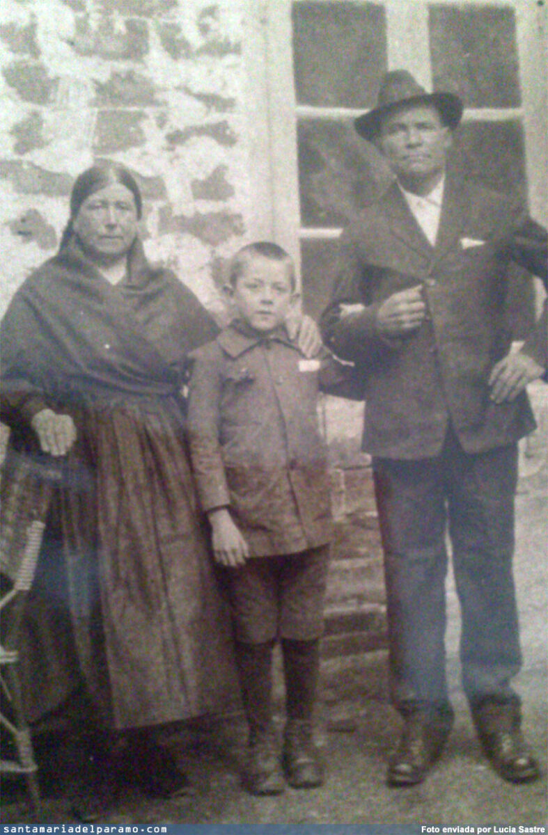 Edubiges y Severiano, con su hijo Gaspar Sastre en 1920