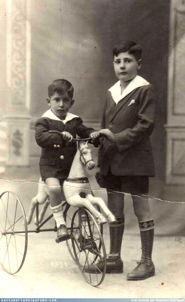 Valentín (Curro) a caballo y Ángel Cubano, 1921