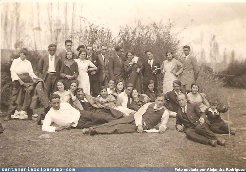 Grupo de Teatro-Aficionados, a la derecha Amadeo Vazquez (de niño)