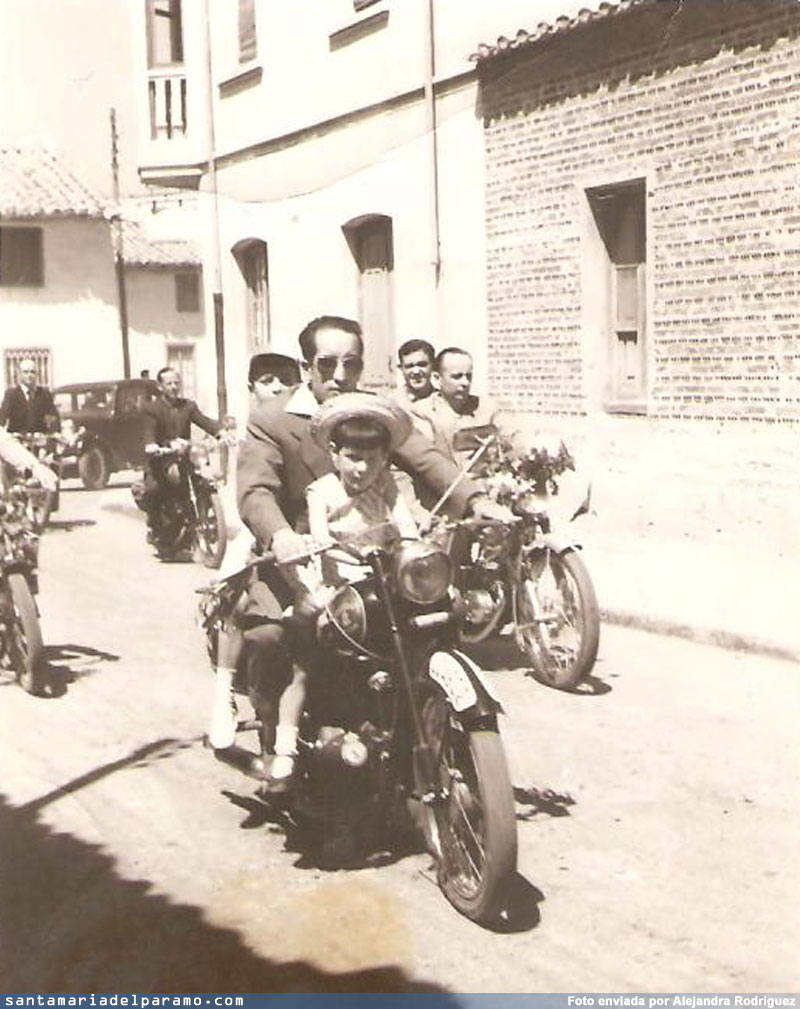 San Cristobal, 10-7-1958, en la moto en primer plano Valentín (Curro) con sus hijas
