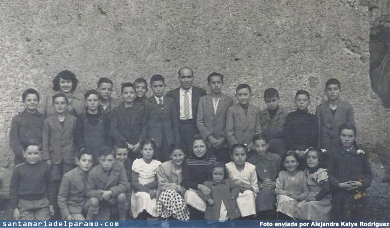 Maestro y alumnos del colegio San Antonio de Padua, 1945?