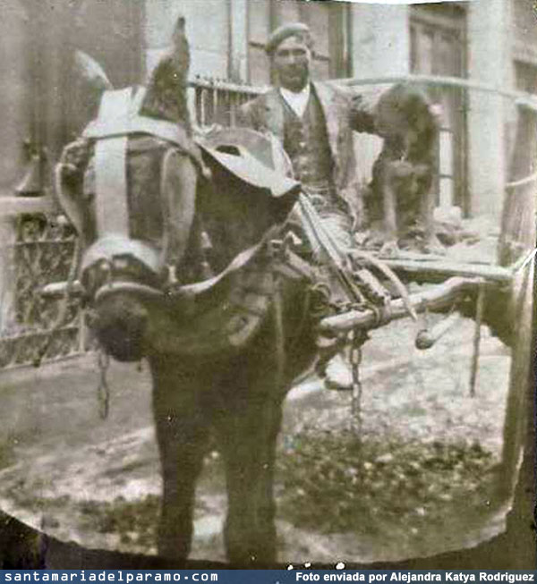 Miguel Garcia Sastre por las calles del pueblo