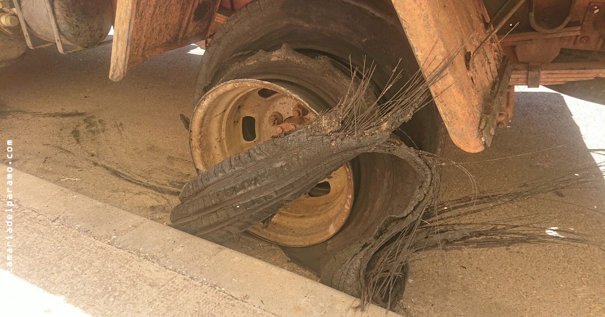 Rueda destrozada camión Ayuntamiento